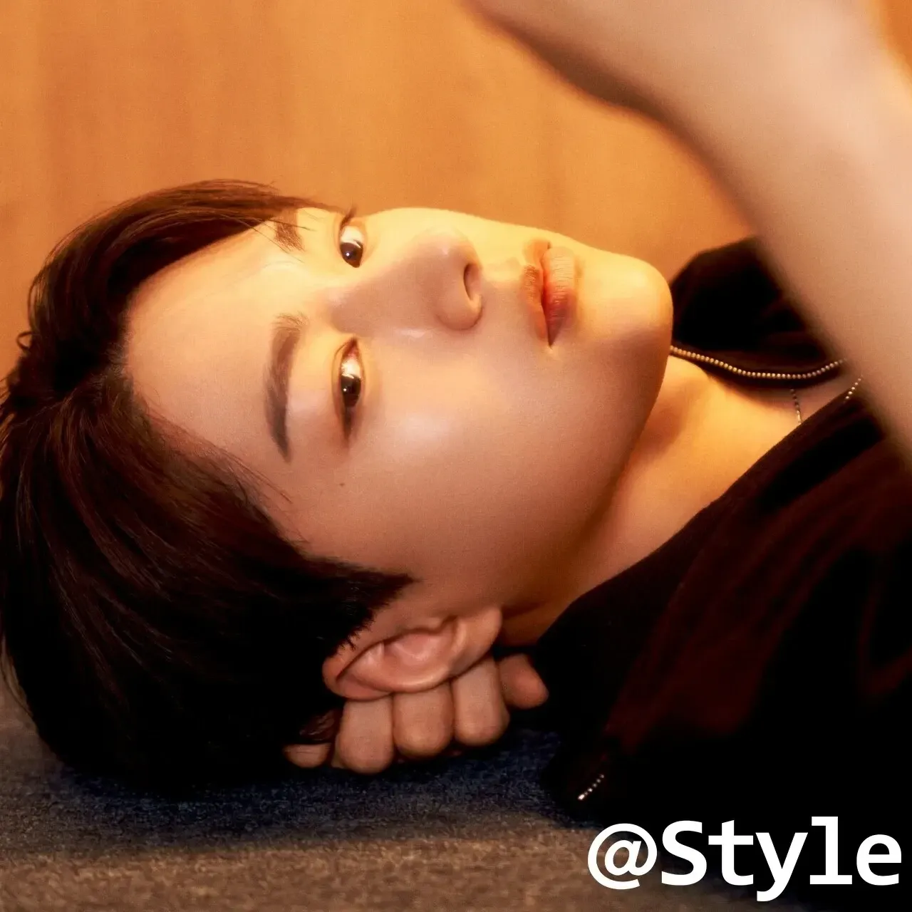 A moment captured by a fan of Kim Myungsoo (L)