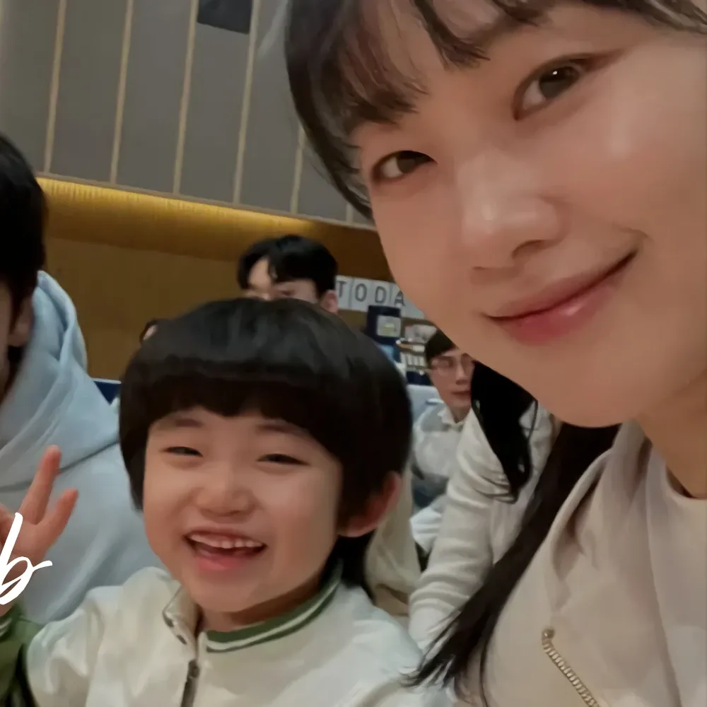 Behind-the-scenes cut of Ji Sung