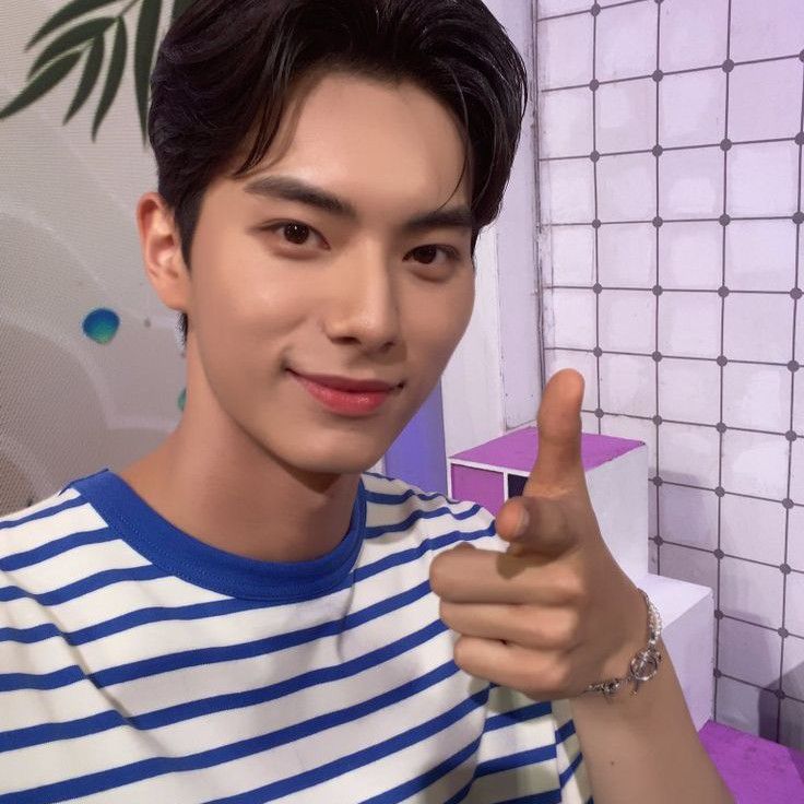 Behind-the-scenes cut of Lee Chaemin