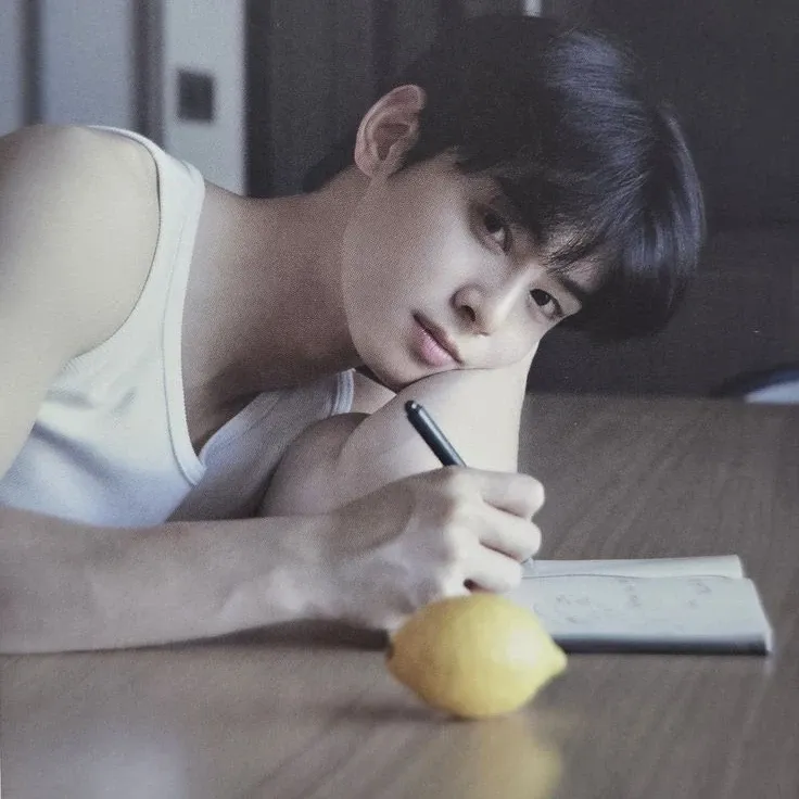 Behind-the-scenes cut of Cha Eunwoo