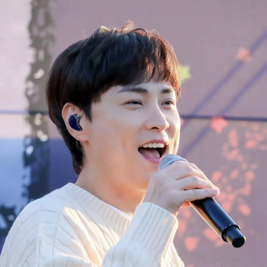 A moment captured by a fan of Min Kyunghoon
