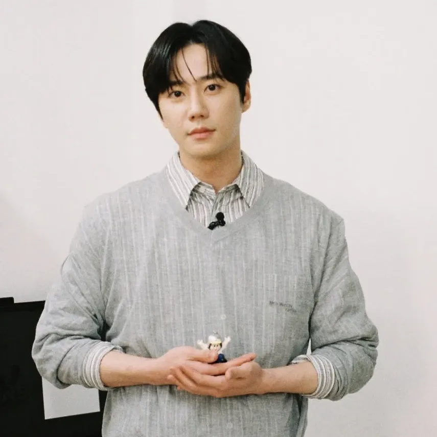 Behind-the-scenes cut of Lee Junyoung