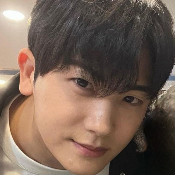 A moment captured by a fan of Park Hyungsik