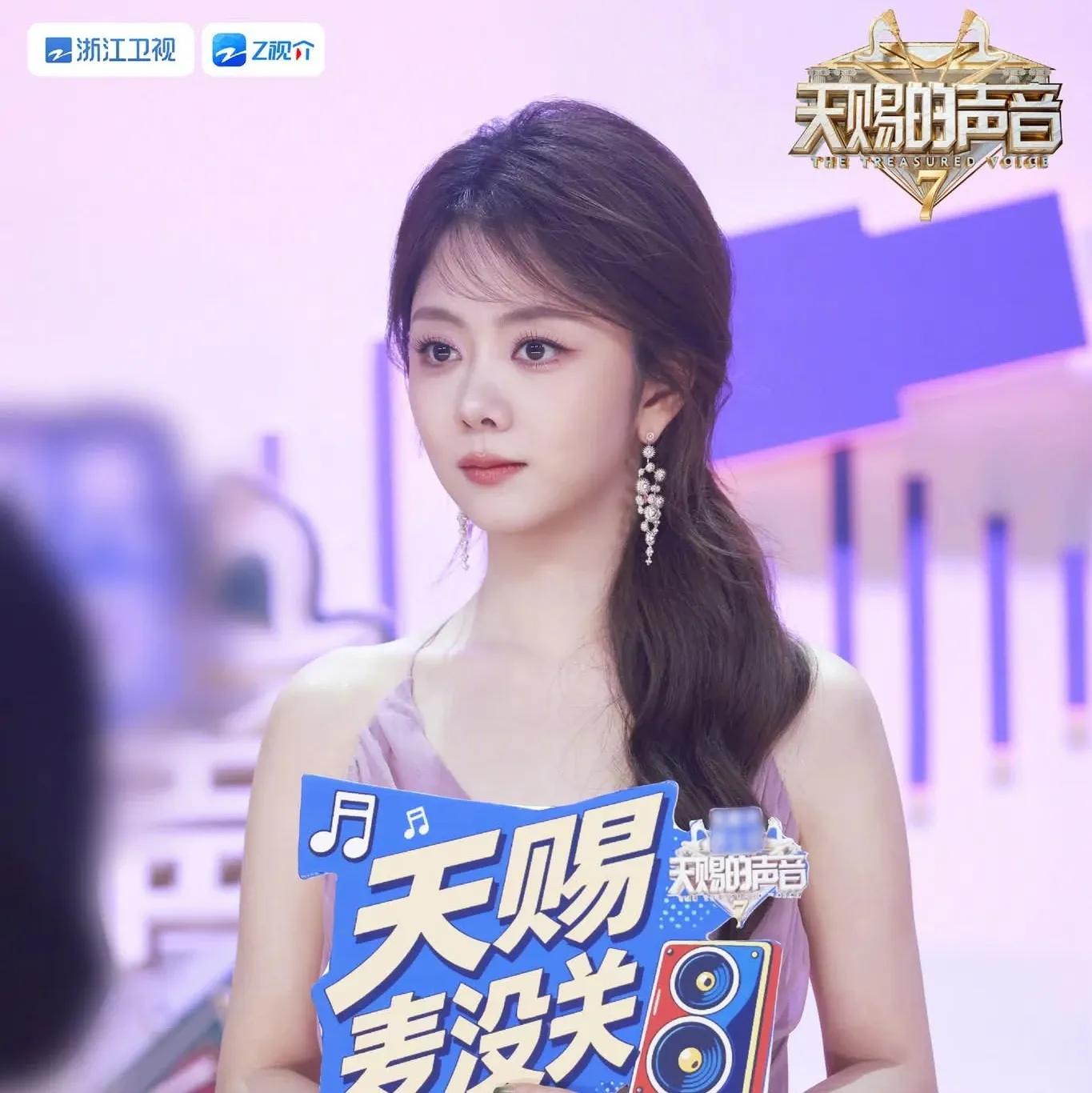 Behind-the-scenes cut of Tan Song Yun