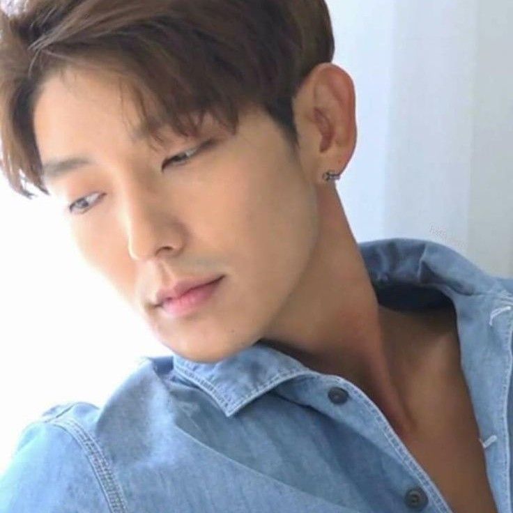 A moment captured by a fan of Lee Joongi