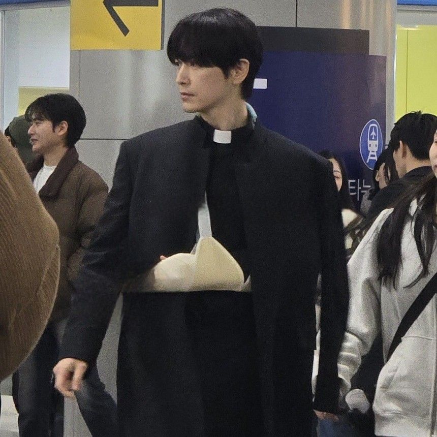 Behind-the-scenes cut of Lee Joonhyuk