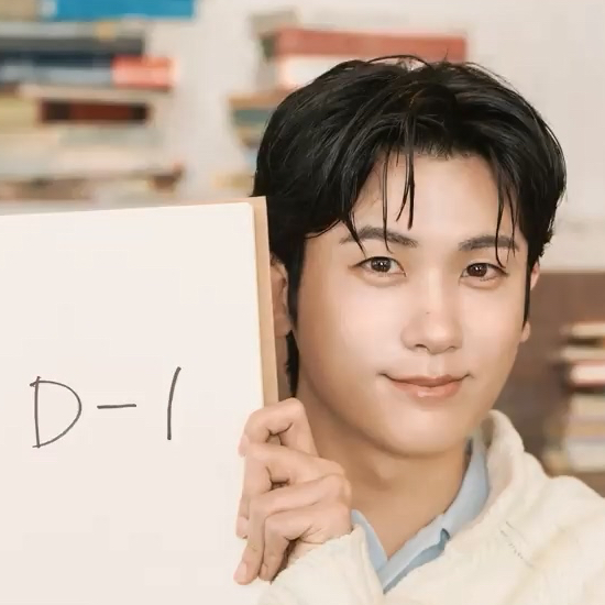 A moment captured by a fan of Park Hyungsik