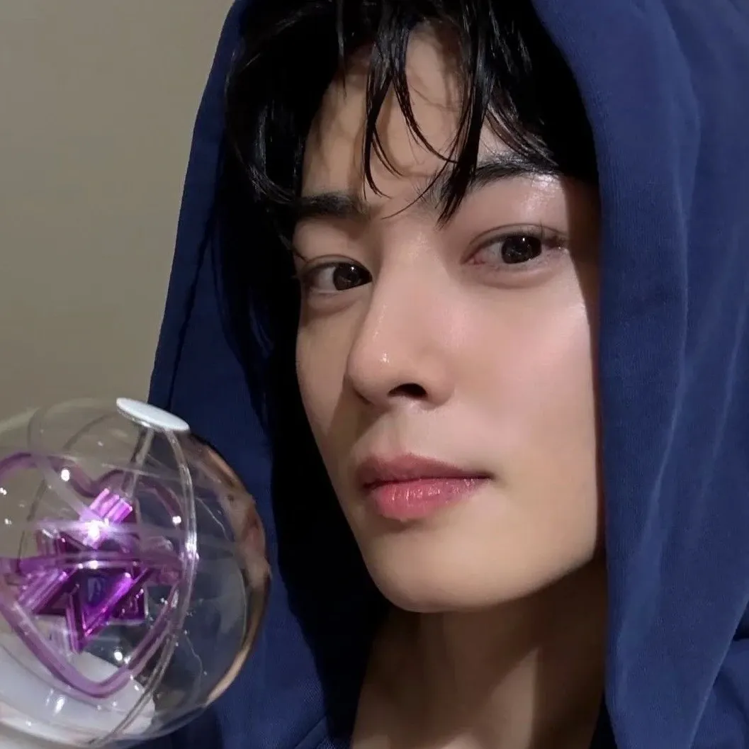 A moment captured by a fan of Cha Eunwoo