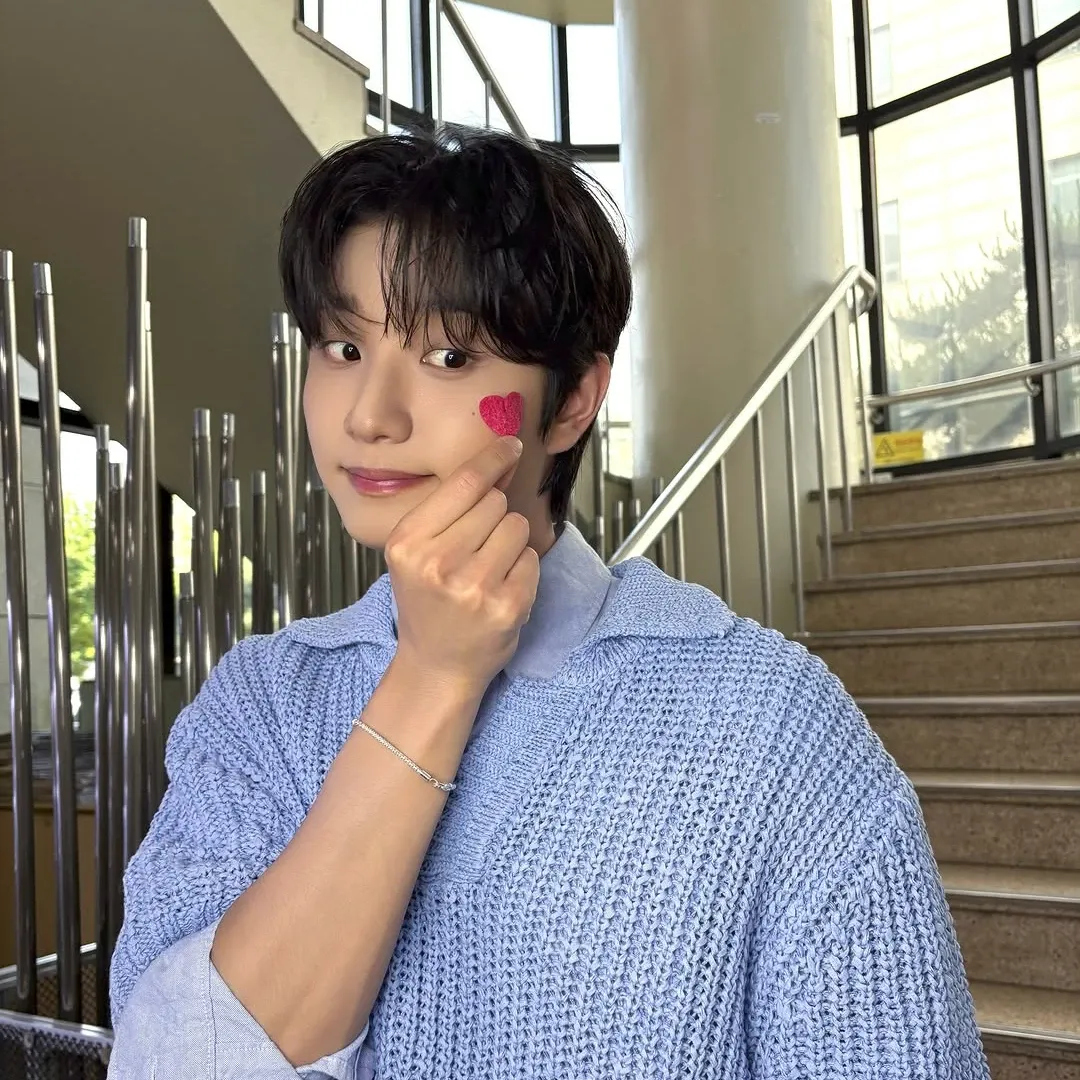 Behind-the-scenes cut of Kim Jaewon