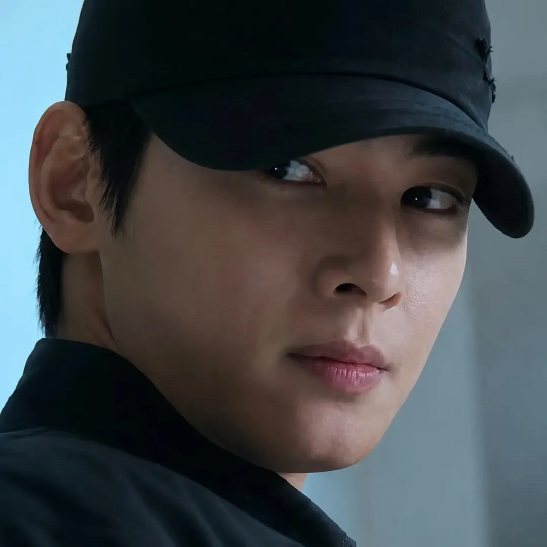 Behind-the-scenes cut of Cha Eunwoo