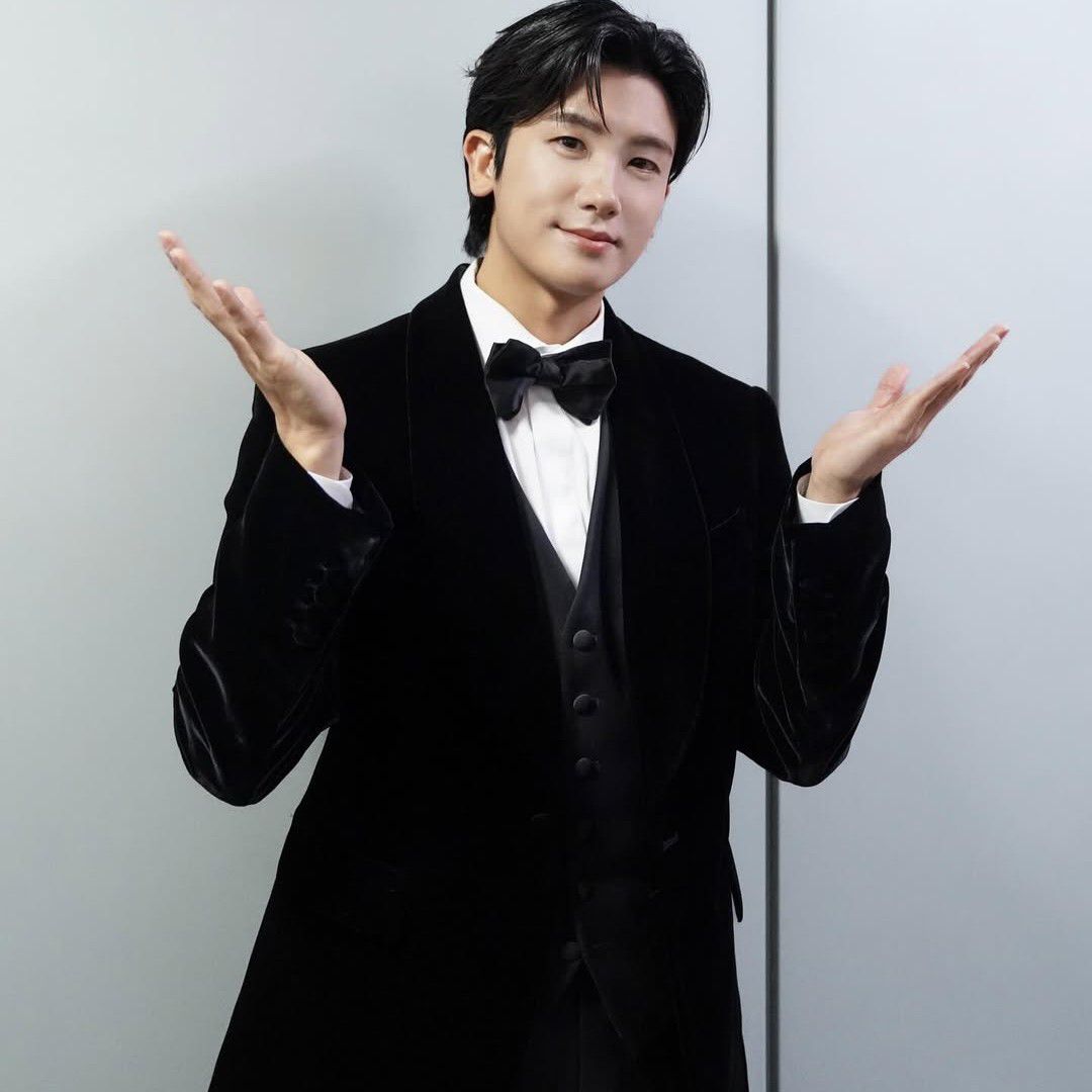 A moment captured by a fan of Park Hyungsik