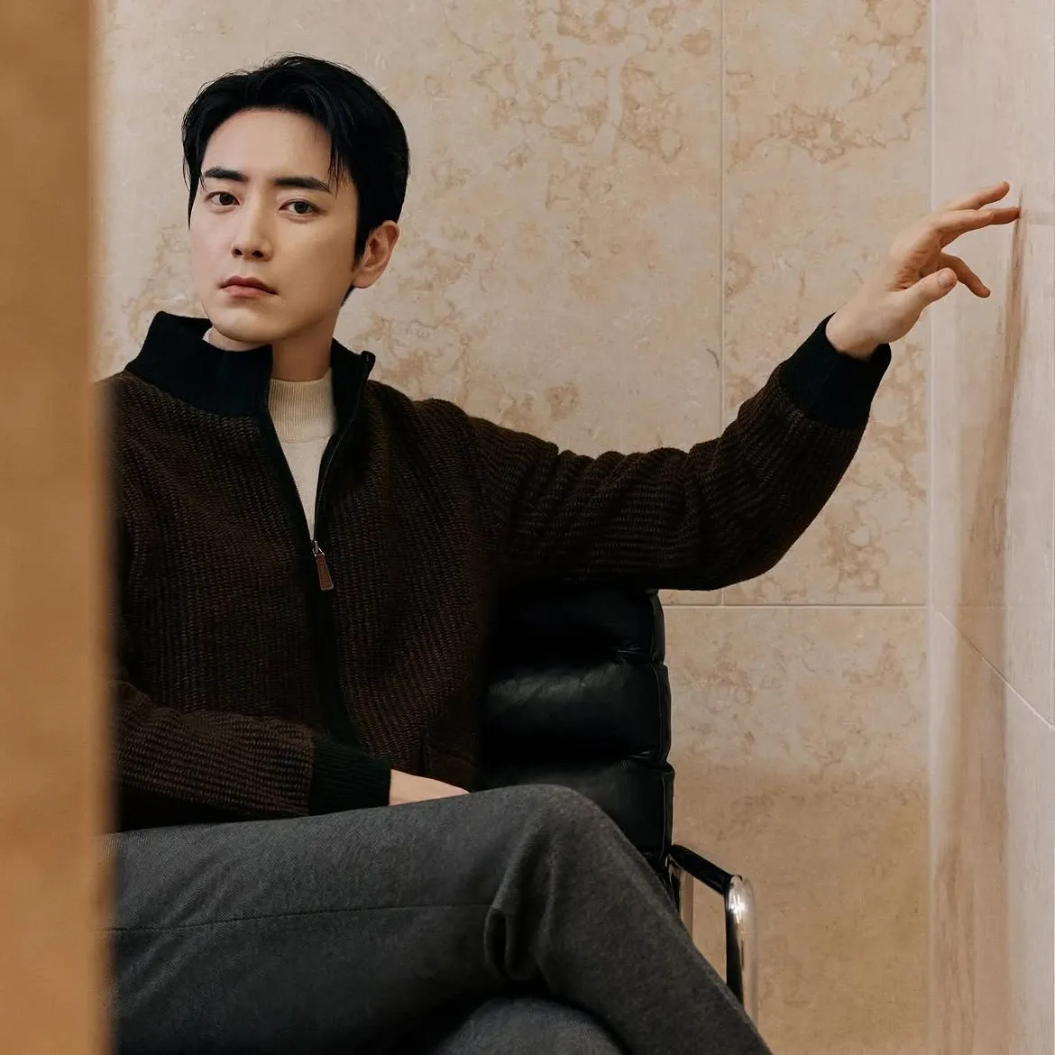 Behind-the-scenes cut of Lee Joonhyuk