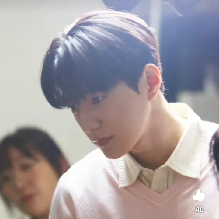 A moment captured by a fan of Kim Myungsoo (L)