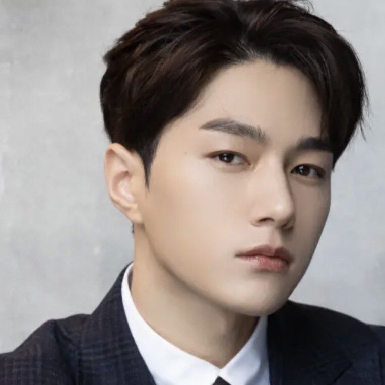 Behind-the-scenes cut of Kim Myungsoo (L)