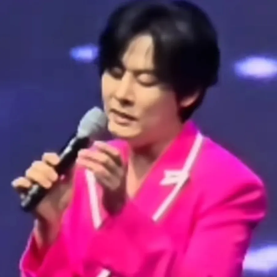 A moment captured by a fan of Kang Moonkyung