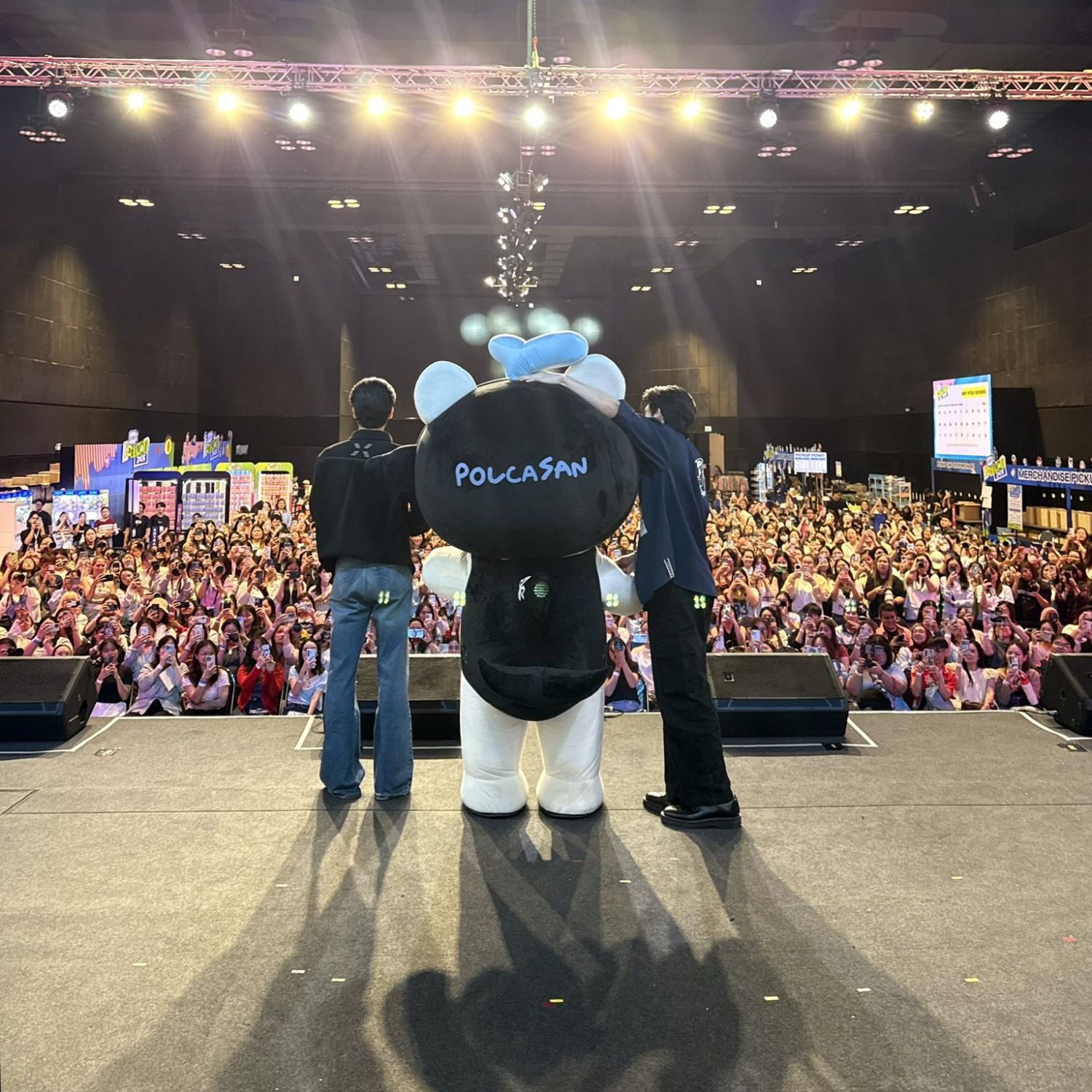 A moment captured by a fan of Tay Tawan Vihokratana