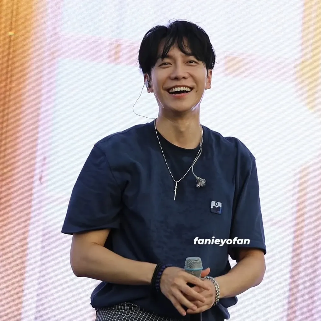 A moment captured by a fan of Lee Seunggi