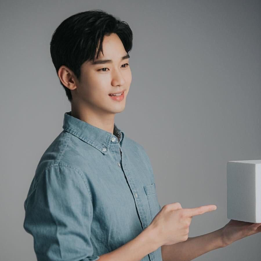 粉丝拍下的金秀贤瞬间