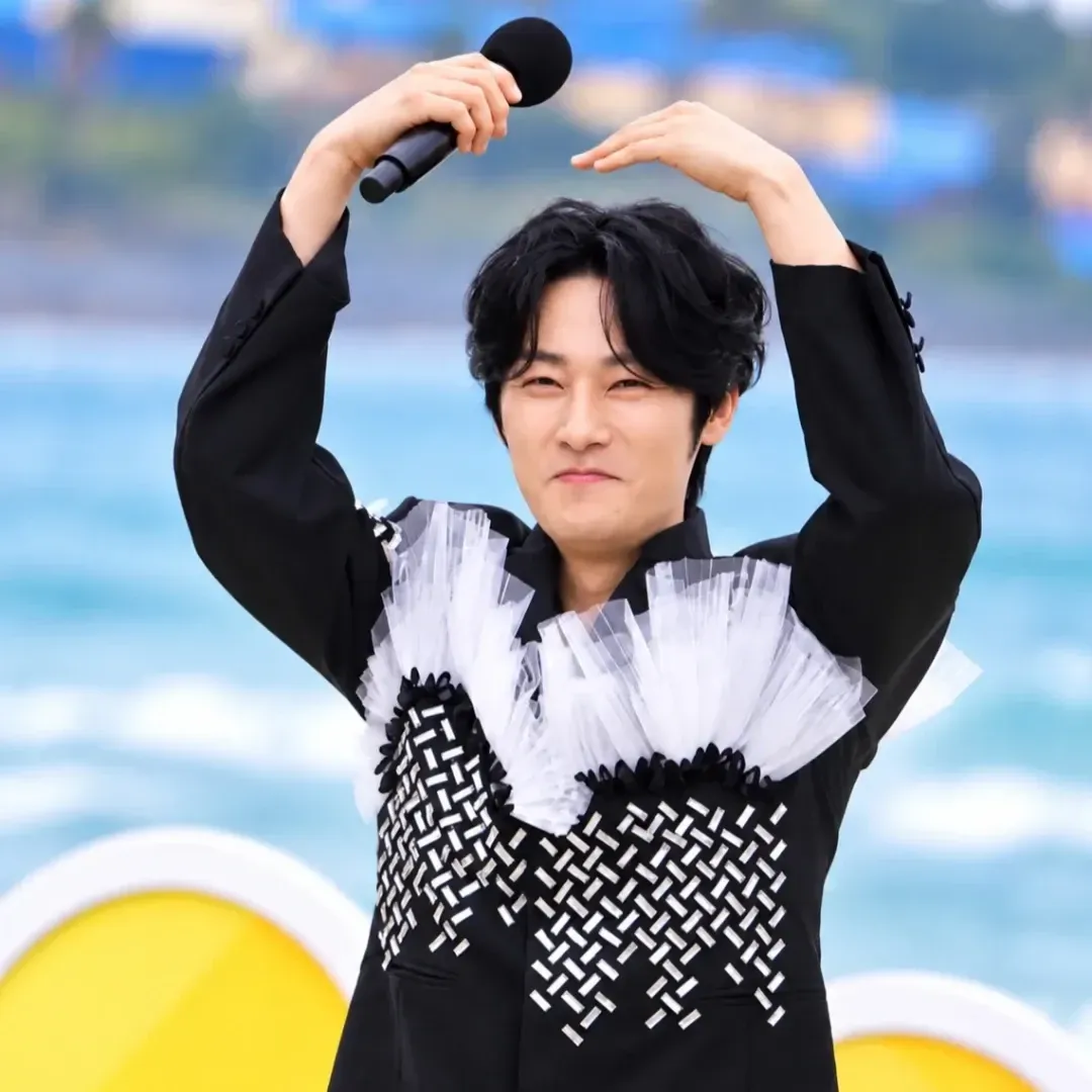 Behind-the-scenes cut of Kang Moonkyung