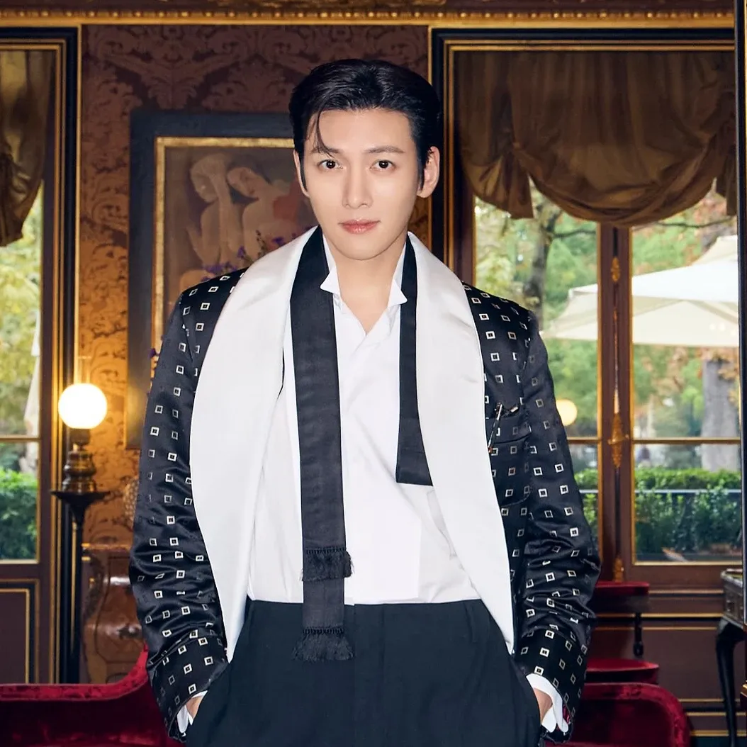 Behind-the-scenes cut of Ji Changwook