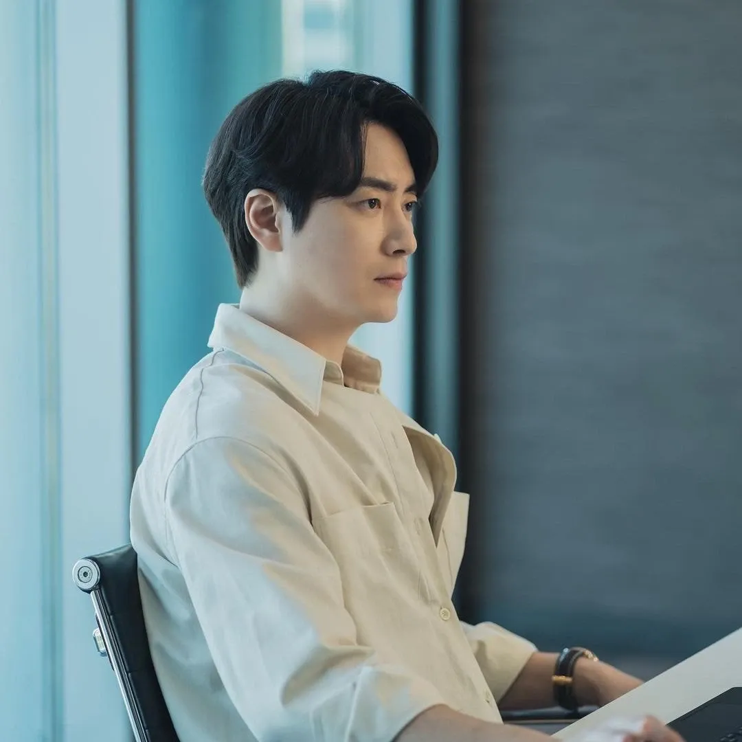 Behind-the-scenes cut of Lee Joonhyuk