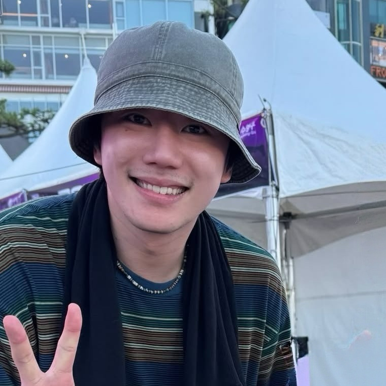 Behind-the-scenes cut of Lee Junyoung