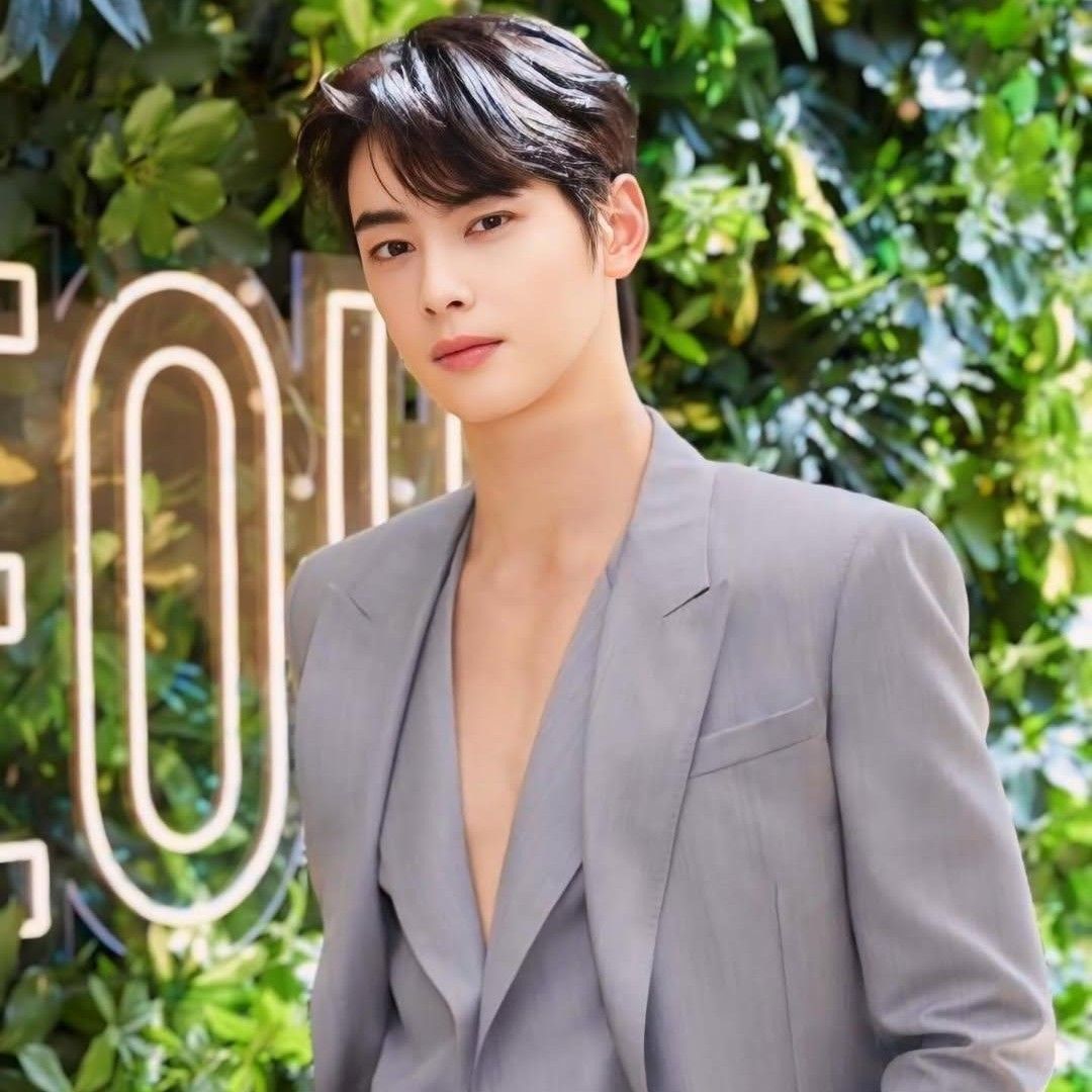 A moment captured by a fan of Cha Eunwoo