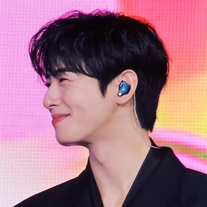 Behind-the-scenes cut of Cha Eunwoo