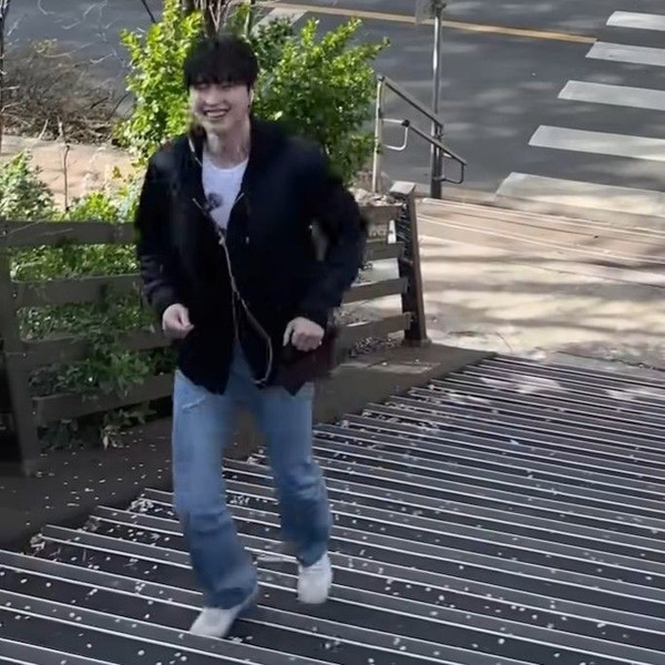 Foto utama yang menunjukkan pesona Lee Jongsuk