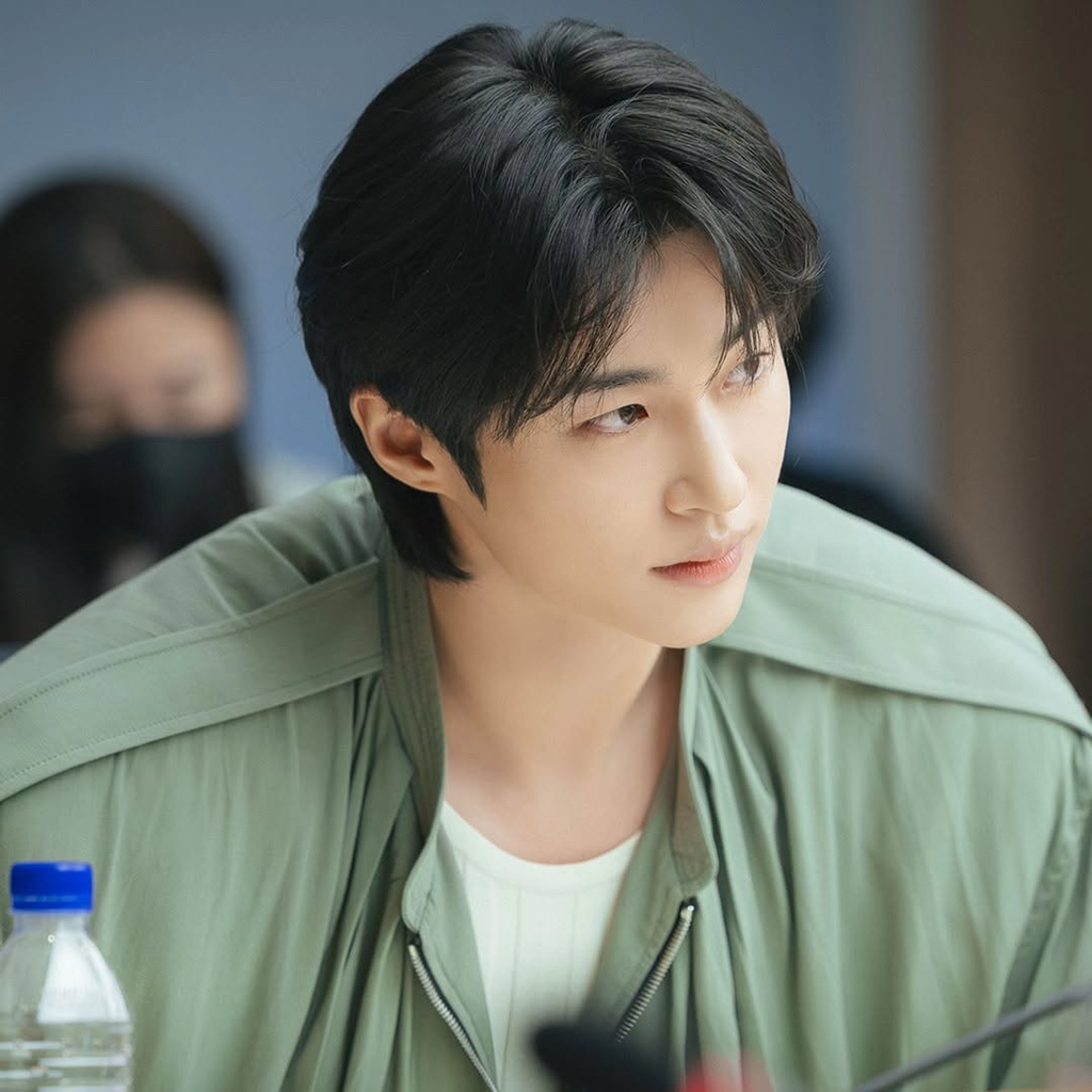 Behind-the-scenes cut of Byeon Wooseok