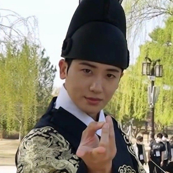 Behind-the-scenes cut of Park Hyungsik