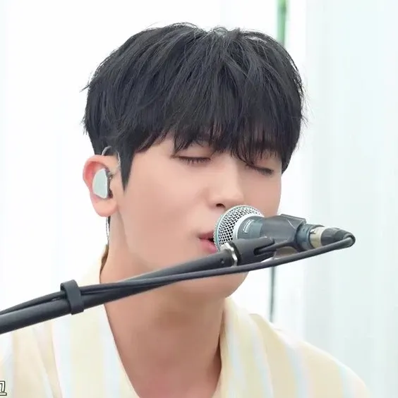 A moment captured by a fan of Park Hyungsik