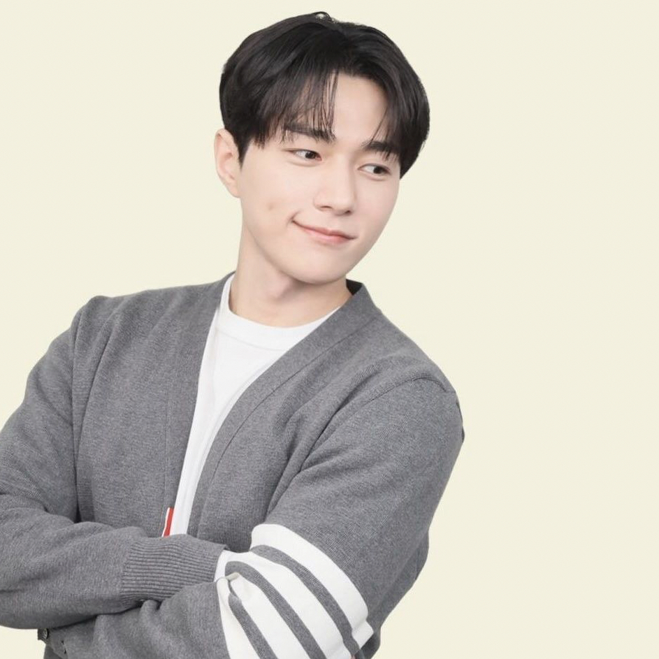 Recent activity shot of Kim Myungsoo (L)