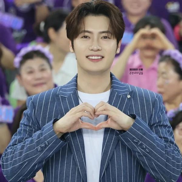 Today’s standout profile photo of Son Binah on Choeaedol Celeb