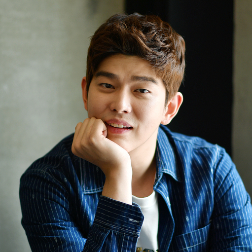 A moment captured by a fan of Yoon Kyunsang