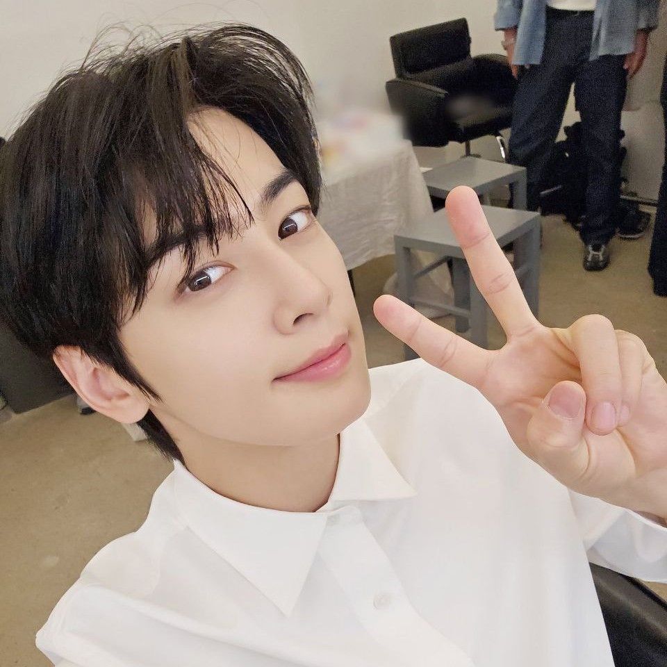 A moment captured by a fan of Cha Eunwoo