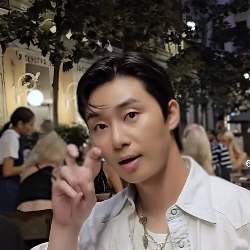 A moment captured by a fan of Park Seojoon