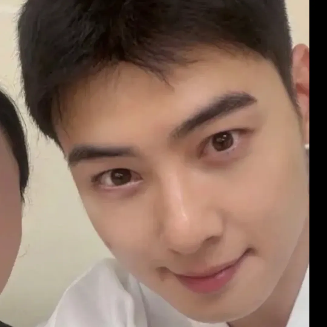 Behind-the-scenes cut of Cha Eunwoo