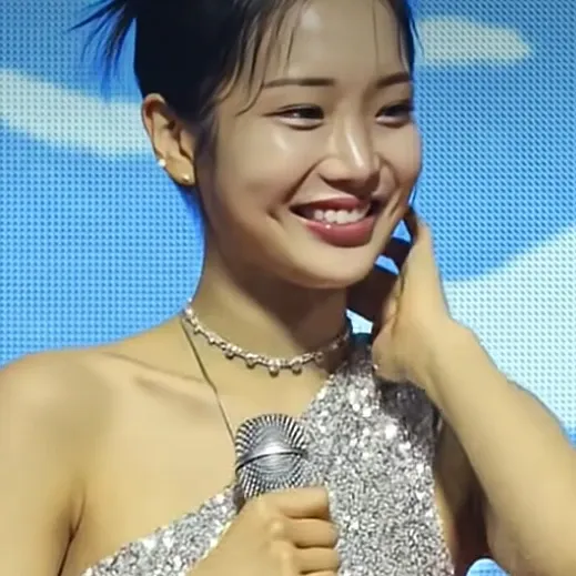 A moment captured by a fan of Kim Soyeon (2004)