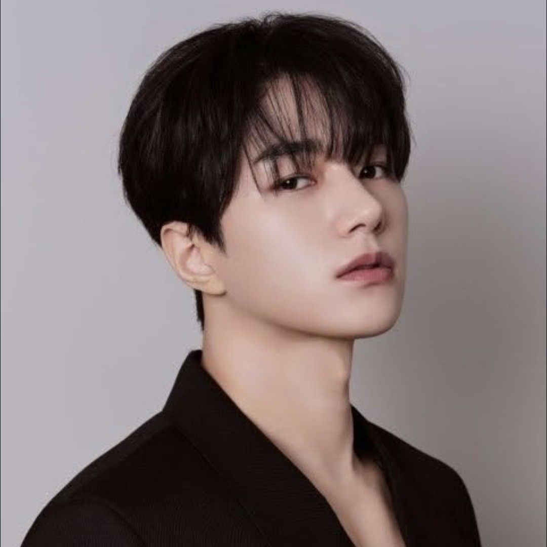 A moment captured by a fan of Kim Myungsoo (L)