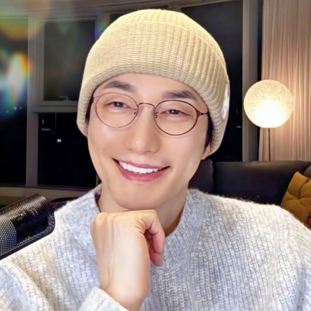 Behind-the-scenes cut of Park Sihoo