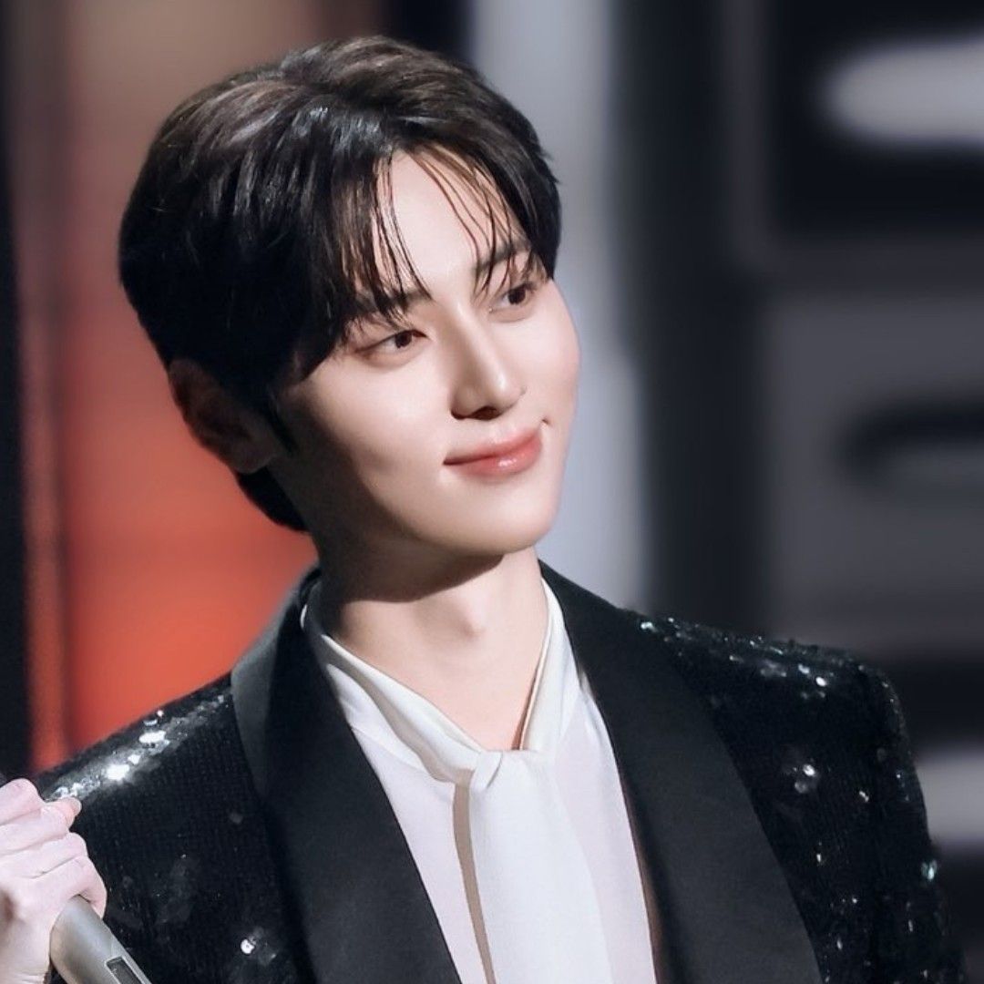 A moment captured by a fan of Hwang Minhyun