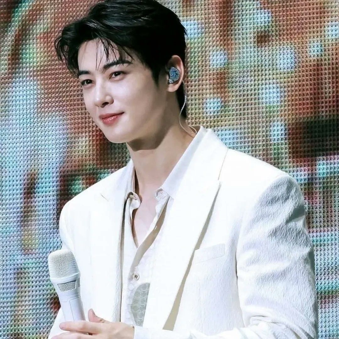 Behind-the-scenes cut of Cha Eunwoo