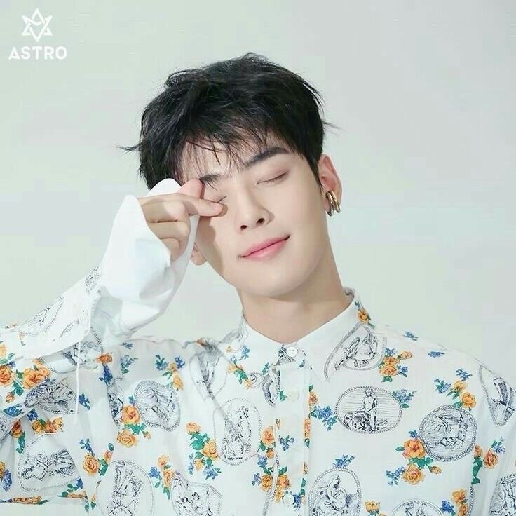 Behind-the-scenes cut of Cha Eunwoo