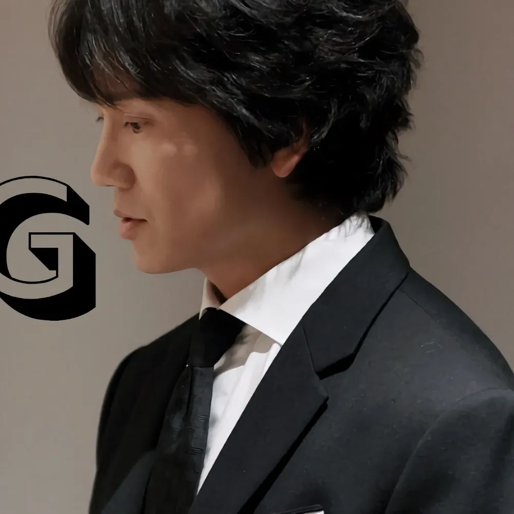 Behind-the-scenes cut of Ji Sung