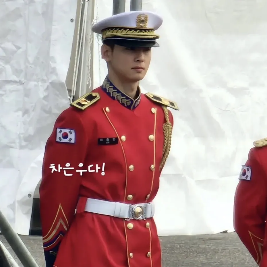 Behind-the-scenes cut of Cha Eunwoo