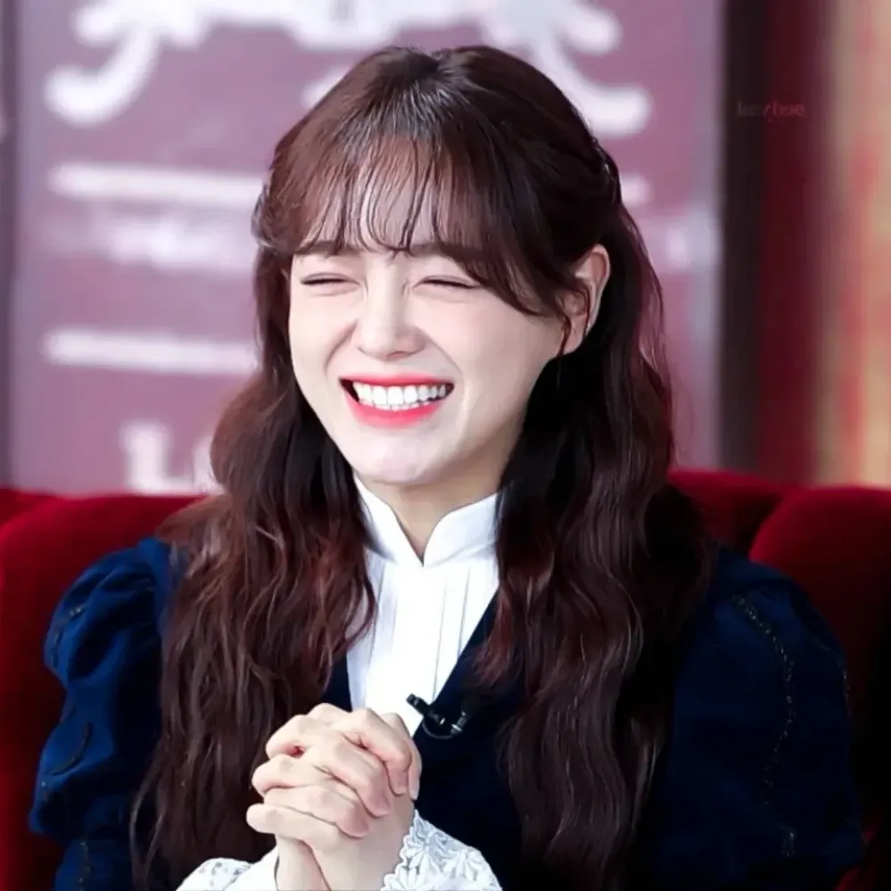 Behind-the-scenes cut of Kim Sejeong