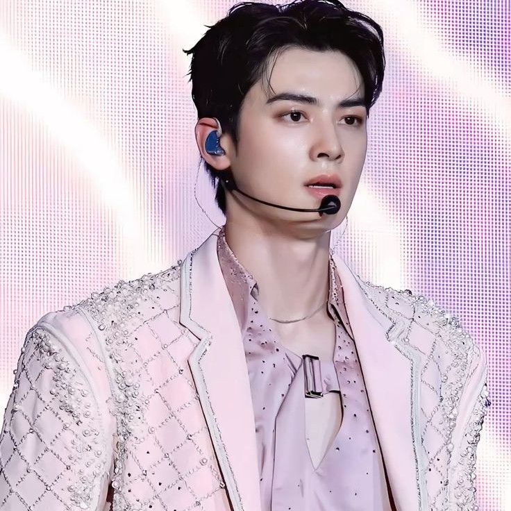 A moment captured by a fan of Cha Eunwoo