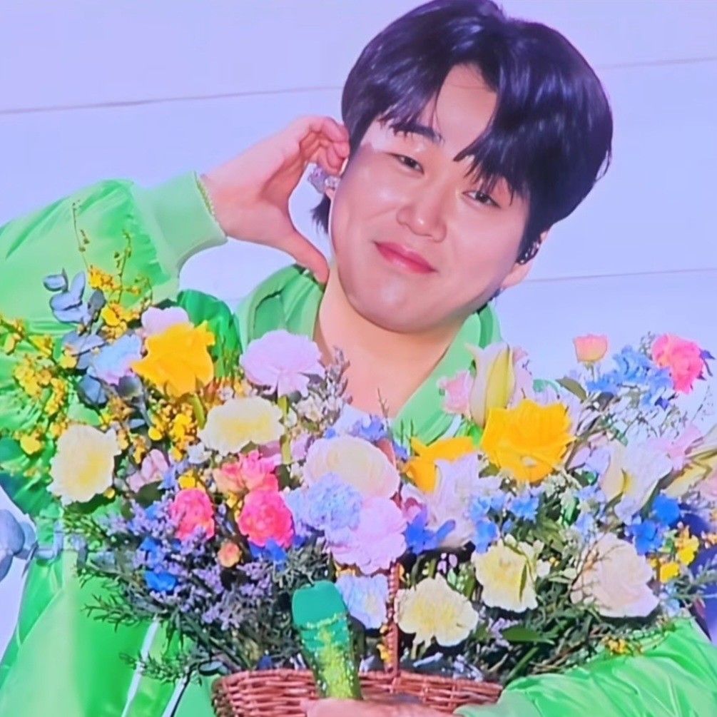 Momen yang diabadikan oleh penggemar Hwang Youngwoong