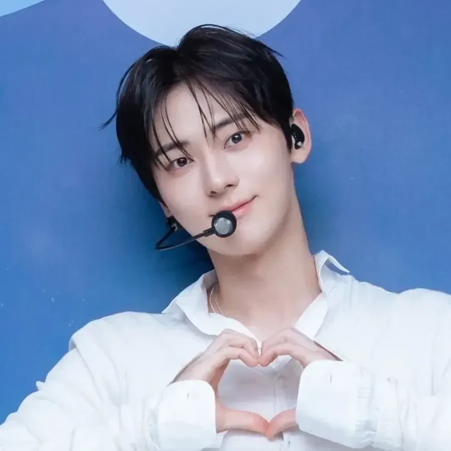 A moment captured by a fan of Hwang Minhyun